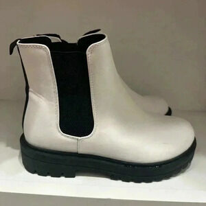Soda Pilot Women’s 8 White Pull On Chunky Heel Platform Block Heel Chelsea Boots